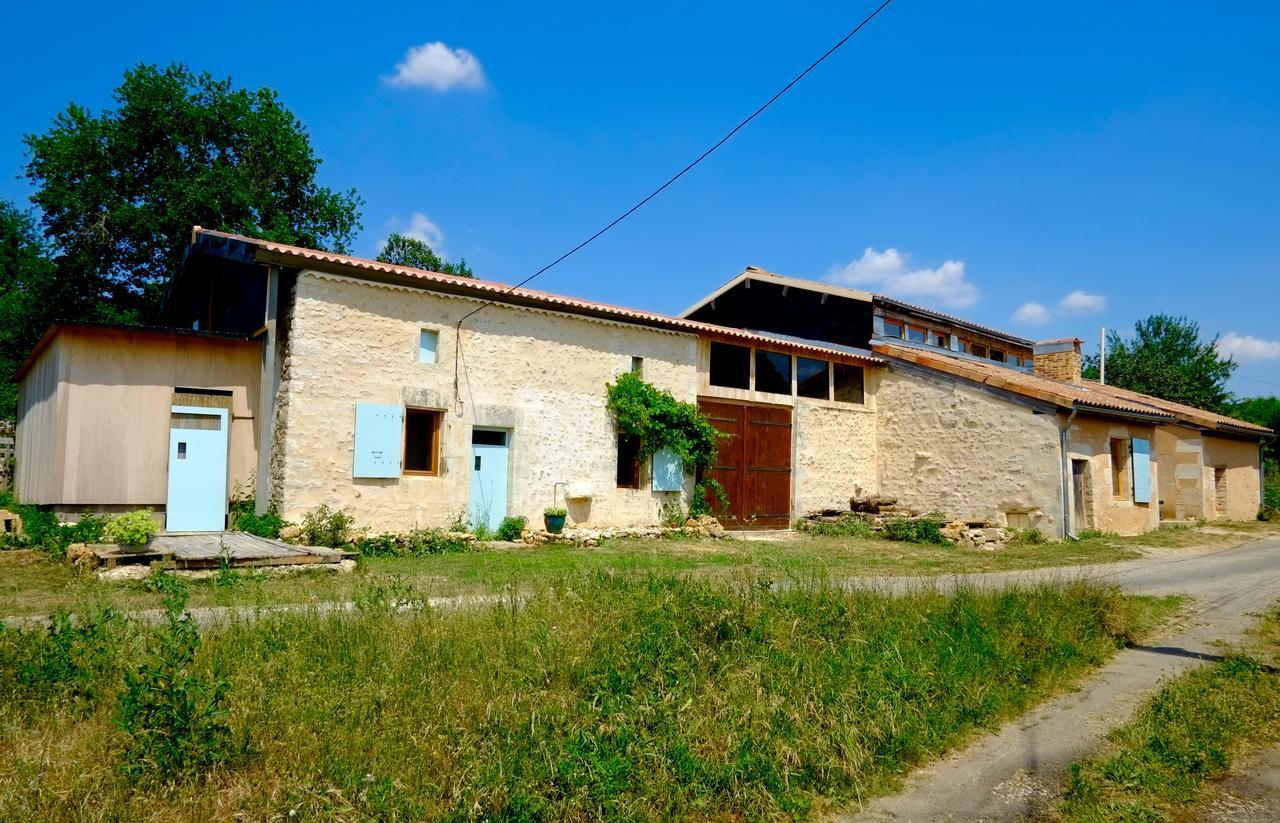 Chambres Des Forges Cellefrouin Екстериор снимка